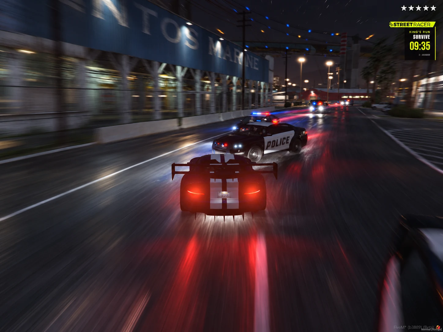 Hot Pursuit reale con il Racer inseguito dalla polizia durante la notte.